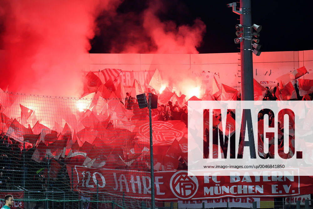 Fans des FC Bayern München II z+ünden Bengalos, Bengalo, Bengalos, Feuerwerk, flare, Fans, Publikum, Zuschauer, Stimmung, Atmosphäre, Stadion, 28.02.2020, Unterhaching (Deutschland), Fussball, 3. Liga, SpVgg Unterhaching - FC Bayern München II, DFB DFL REGULATIONS PROHIBIT ANY USE OF PHOTOGRAPHS AS IMAGE SEQUENCES AND OR QUASI-VIDEO.