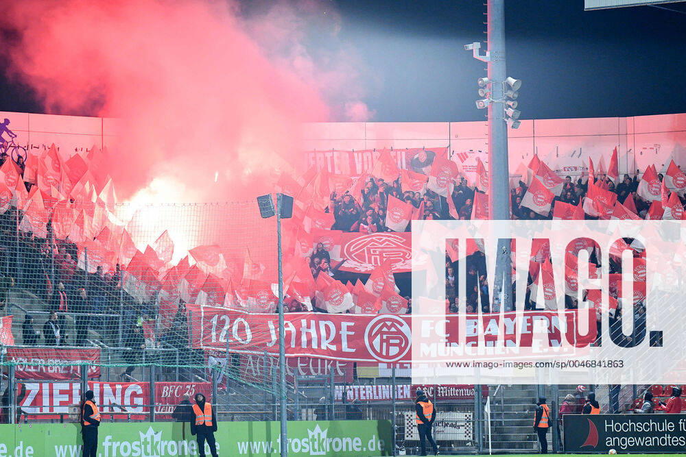 Fans des FC Bayern München II z+ünden Bengalos, Bengalo, Bengalos, Feuerwerk, flare, Fans, Publikum, Zuschauer, Stimmung, Atmosphäre, Stadion, 28.02.2020, Unterhaching (Deutschland), Fussball, 3. Liga, SpVgg Unterhaching - FC Bayern München II, DFB DFL REGULATIONS PROHIBIT ANY USE OF PHOTOGRAPHS AS IMAGE SEQUENCES AND OR QUASI-VIDEO.