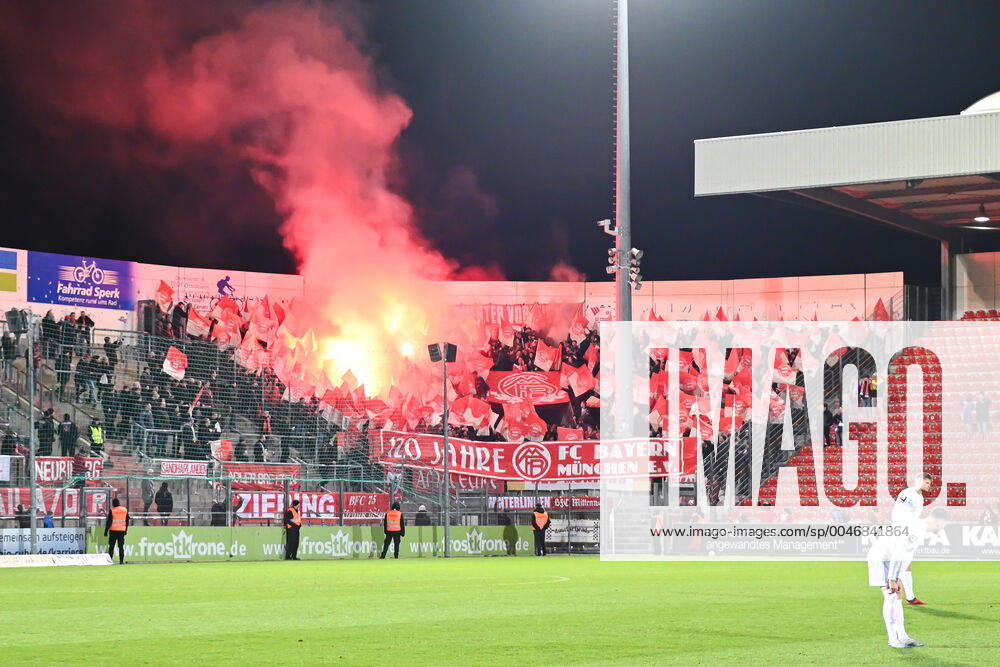 Fans des FC Bayern München II z+ünden Bengalos, Bengalo, Bengalos, Feuerwerk, flare, Fans, Publikum, Zuschauer, Stimmung, Atmosphäre, Stadion, 28.02.2020, Unterhaching (Deutschland), Fussball, 3. Liga, SpVgg Unterhaching - FC Bayern München II, DFB DFL REGULATIONS PROHIBIT ANY USE OF PHOTOGRAPHS AS IMAGE SEQUENCES AND OR QUASI-VIDEO.