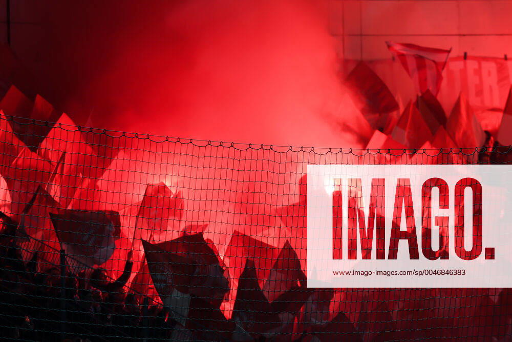 Fans des FC Bayern München II z+ünden Bengalos, Bengalo, Bengalos, Feuerwerk, flare, Fans, Publikum, Zuschauer, Stimmung, Atmosphäre, Stadion, 28.02.2020, Unterhaching (Deutschland), Fussball, 3. Liga, SpVgg Unterhaching - FC Bayern München II, DFB DFL REGULATIONS PROHIBIT ANY USE OF PHOTOGRAPHS AS IMAGE SEQUENCES AND OR QUASI-VIDEO.