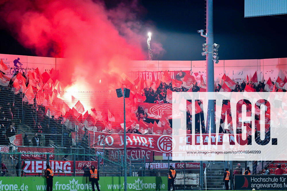 Fans des FC Bayern München II zünden Bengalos und schießen Raketen, Bengalo, Bengalos, Feuerwerk, flare, Fans, Publikum, Zuschauer, Stimmung, Atmosphäre, Stadion, 28.02.2020, Unterhaching (Deutschland), Fussball, 3. Liga, SpVgg Unterhaching - FC Bayern München II, DFB DFL REGULATIONS PROHIBIT ANY USE OF PHOTOGRAPHS AS IMAGE SEQUENCES AND OR QUASI-VIDEO.