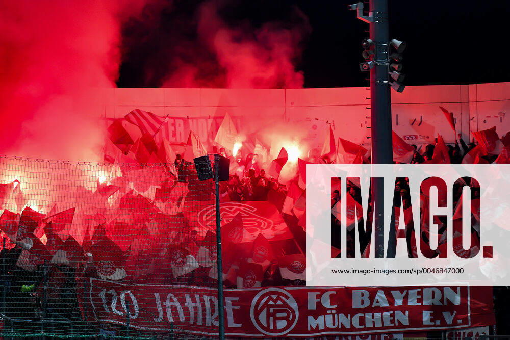 Fans des FC Bayern München II zünden Bengalos und schießen Raketen, Bengalo, Bengalos, Feuerwerk, flare, Fans, Publikum, Zuschauer, Stimmung, Atmosphäre, Stadion, 28.02.2020, Unterhaching (Deutschland), Fussball, 3. Liga, SpVgg Unterhaching - FC Bayern München II, DFB DFL REGULATIONS PROHIBIT ANY USE OF PHOTOGRAPHS AS IMAGE SEQUENCES AND OR QUASI-VIDEO.