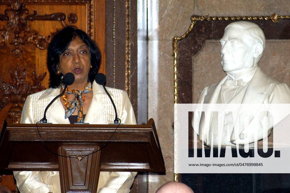 MDF10708023. México, D.F.- Navanethem Pillay, alta comisionada de Naciones Unidas para los Derechos Humanos, dijo que los derechos humanos son el objetivo primordial de todas las políticas públicas de la ciudad, durante su intervención en la entrega de la medalla y diploma como Huésped Distinguido. NOTIMEX FOTO CARLOS PEREDA CPM POL CIUDAD DE MÉXICO DISTRITO FEDERAL MEXICO