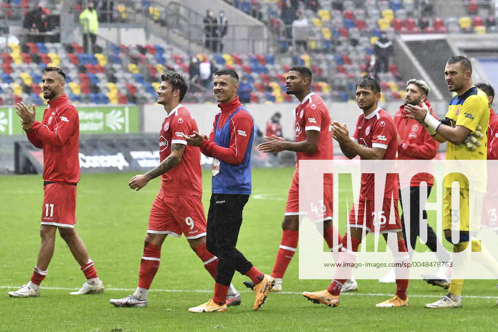Schlussjubel Schlußjubel Emotion Freude der Mannschaft von Duesseldorf 26.09.2020 Fussball, 2. Bundesliga, Fortuna Duesseldorf vs. FC Wuerzburger Kickers, Merkur Spiel-Arena, Duesseldorf, DFB DFL REGULATIONS PROHIBIT ANY USE OF PHOTOGRAPHS AS IMAGE SEQUENCES AND OR QUASI-VIDEO