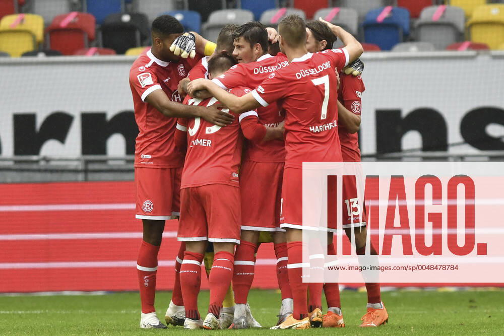 Schlussjubel Schlußjubel Emotion Freude der Mannschaft von Duesseldorf 26.09.2020 Fussball, 2. Bundesliga, Fortuna Duesseldorf vs. FC Wuerzburger Kickers, Merkur Spiel-Arena, Duesseldorf, DFB DFL REGULATIONS PROHIBIT ANY USE OF PHOTOGRAPHS AS IMAGE SEQUENCES AND OR QUASI-VIDEO