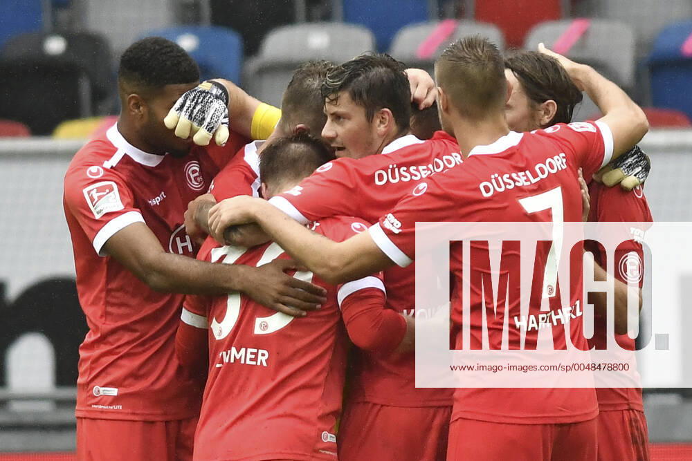 Schlussjubel Schlußjubel Emotion Freude der Mannschaft von Duesseldorf 26.09.2020 Fussball, 2. Bundesliga, Fortuna Duesseldorf vs. FC Wuerzburger Kickers, Merkur Spiel-Arena, Duesseldorf, DFB DFL REGULATIONS PROHIBIT ANY USE OF PHOTOGRAPHS AS IMAGE SEQUENCES AND OR QUASI-VIDEO
