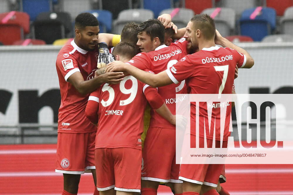 Schlussjubel Schlußjubel Emotion Freude der Mannschaft von Duesseldorf 26.09.2020 Fussball, 2. Bundesliga, Fortuna Duesseldorf vs. FC Wuerzburger Kickers, Merkur Spiel-Arena, Duesseldorf, DFB DFL REGULATIONS PROHIBIT ANY USE OF PHOTOGRAPHS AS IMAGE SEQUENCES AND OR QUASI-VIDEO