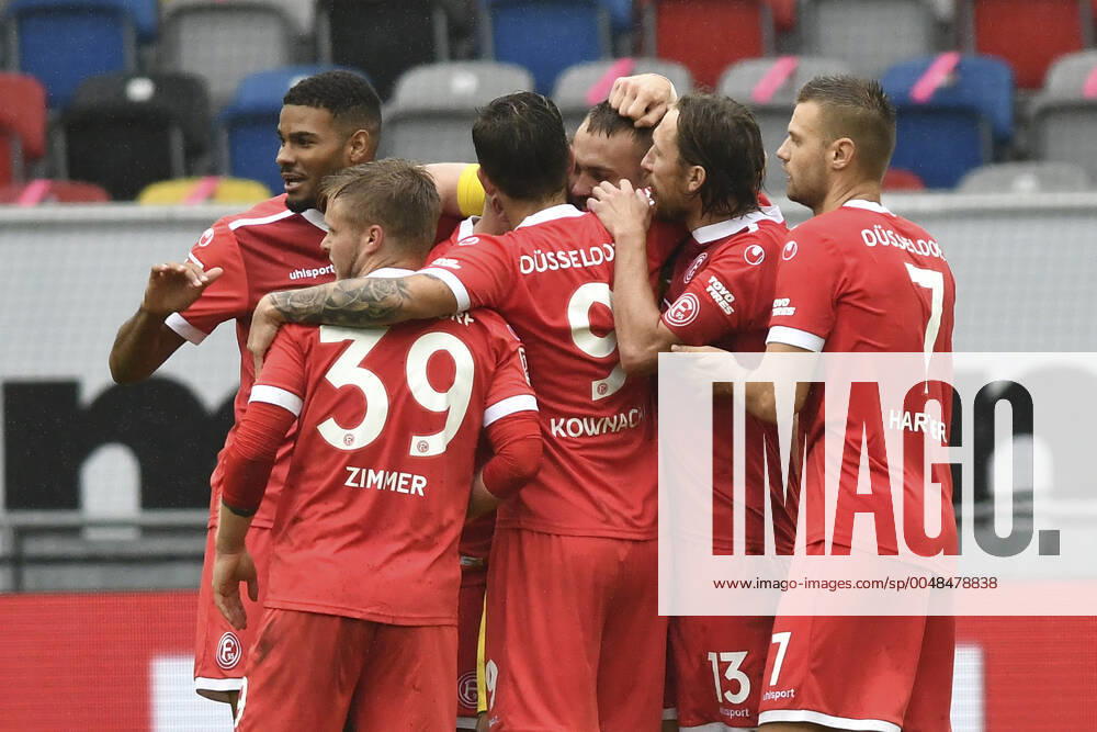 Schlussjubel Schlußjubel Emotion Freude der Mannschaft von Duesseldorf 26.09.2020 Fussball, 2. Bundesliga, Fortuna Duesseldorf vs. FC Wuerzburger Kickers, Merkur Spiel-Arena, Duesseldorf, DFB DFL REGULATIONS PROHIBIT ANY USE OF PHOTOGRAPHS AS IMAGE SEQUENCES AND OR QUASI-VIDEO