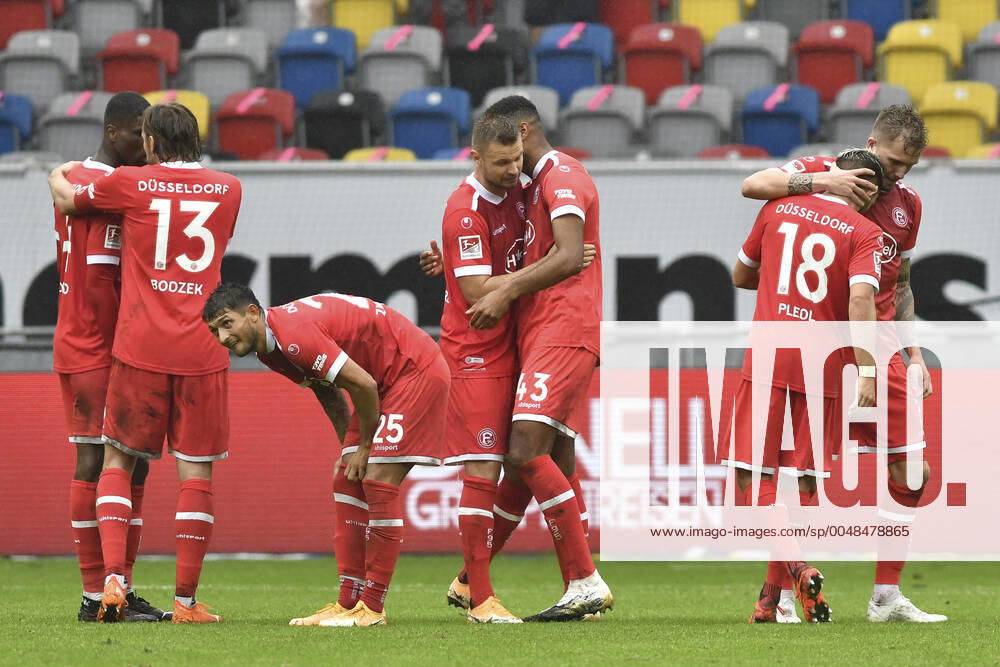 Schlussjubel Schlußjubel Emotion Freude der Mannschaft von Duesseldorf 26.09.2020 Fussball, 2. Bundesliga, Fortuna Duesseldorf vs. FC Wuerzburger Kickers, Merkur Spiel-Arena, Duesseldorf, DFB DFL REGULATIONS PROHIBIT ANY USE OF PHOTOGRAPHS AS IMAGE SEQUENCES AND OR QUASI-VIDEO