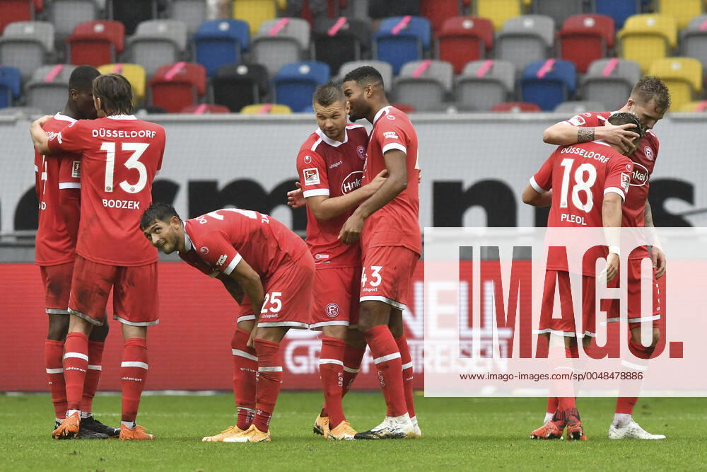 Schlussjubel Schlußjubel Emotion Freude der Mannschaft von Duesseldorf 26.09.2020 Fussball, 2. Bundesliga, Fortuna Duesseldorf vs. FC Wuerzburger Kickers, Merkur Spiel-Arena, Duesseldorf, DFB DFL REGULATIONS PROHIBIT ANY USE OF PHOTOGRAPHS AS IMAGE SEQUENCES AND OR QUASI-VIDEO