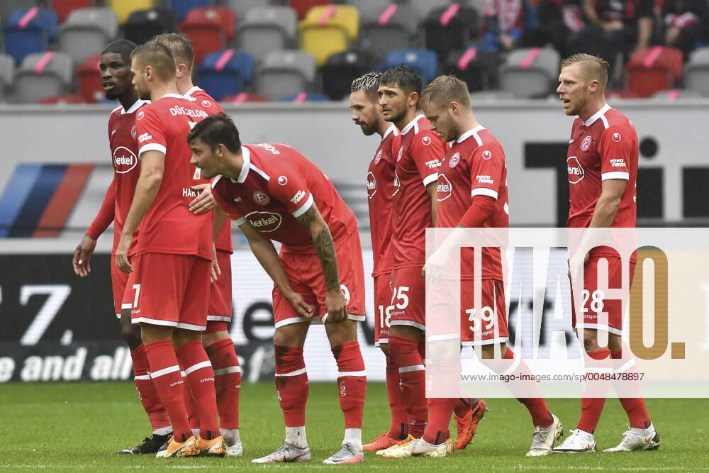 Schlussjubel Schlußjubel Emotion Freude der Mannschaft von Duesseldorf 26.09.2020 Fussball, 2. Bundesliga, Fortuna Duesseldorf vs. FC Wuerzburger Kickers, Merkur Spiel-Arena, Duesseldorf, DFB DFL REGULATIONS PROHIBIT ANY USE OF PHOTOGRAPHS AS IMAGE SEQUENCES AND OR QUASI-VIDEO