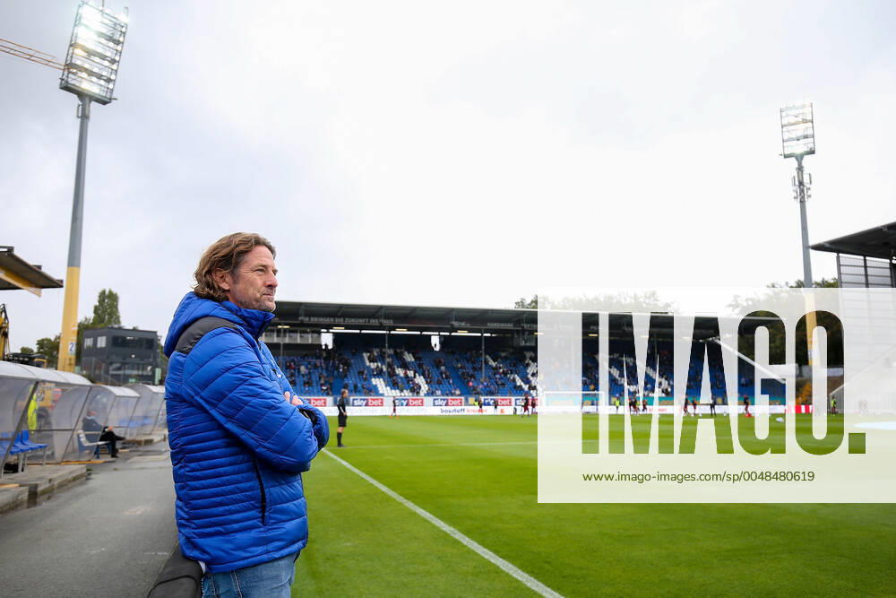 Fussball 2.Bundesliga SV Darmstadt 98 - SSV Jahn Regensburg emonline v.l., Carsten Wehlmann (SV Darmstadt 98 Sportlicher Leiter), Fans im Stadion