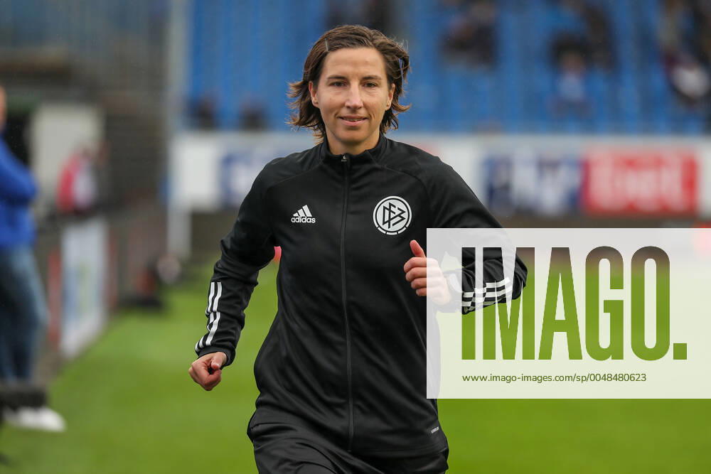 Fussball 2.Bundesliga SV Darmstadt 98 - SSV Jahn Regensburg emonline v.l., Linienrichterin Katrin Rafalski (Deutschland)