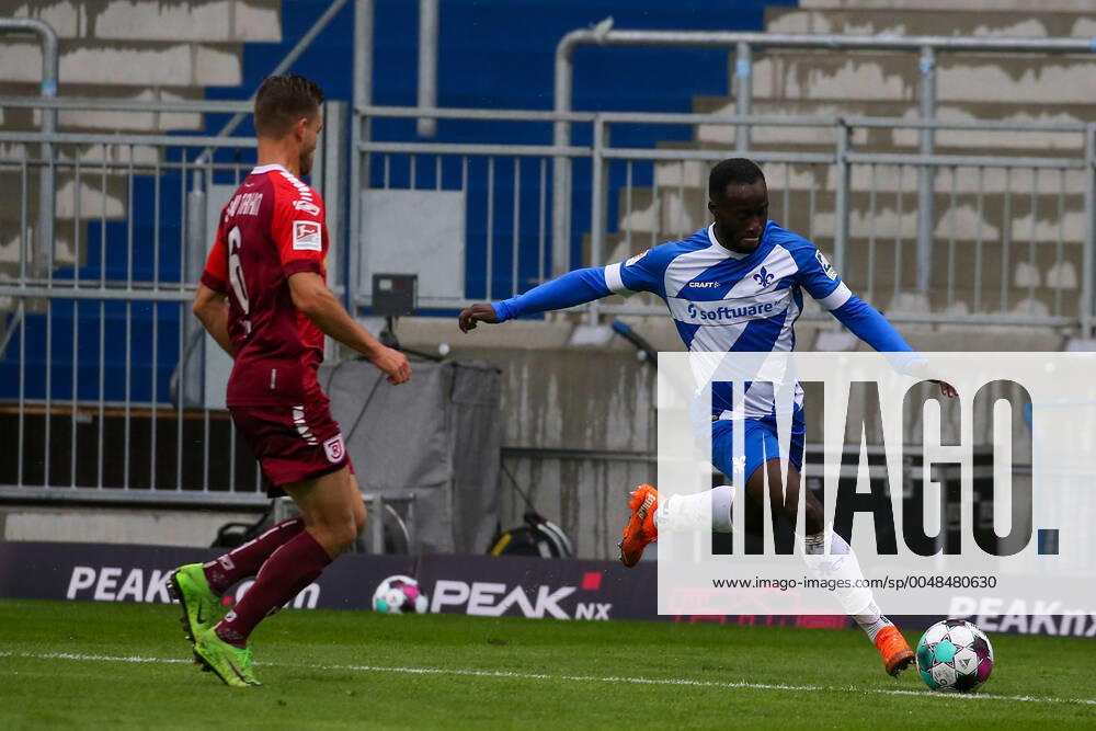 Fussball 2.Bundesliga SV Darmstadt 98 - SSV Jahn Regensburg emonline v.l.,