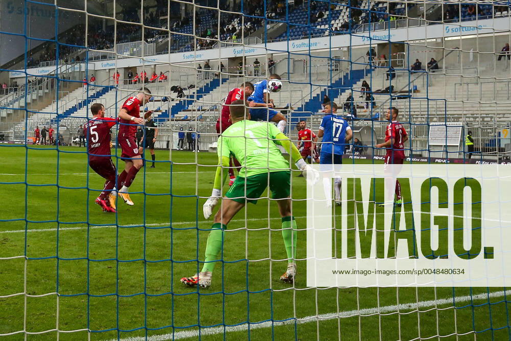 Fussball 2.Bundesliga SV Darmstadt 98 - SSV Jahn Regensburg emonline v.l., Victor Palsson (SV Darmstadt 98), Torwart Alexander Meyer (SSV Jahn Regensburg) klärt an der Linie