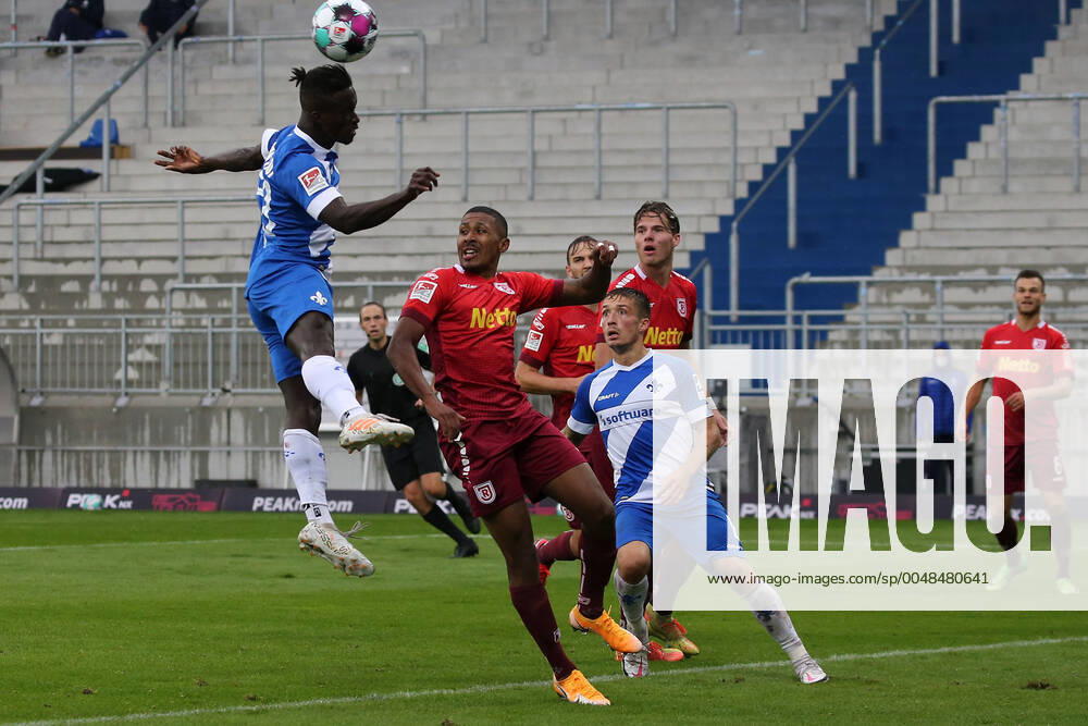 Fussball 2.Bundesliga SV Darmstadt 98 - SSV Jahn Regensburg emonline v.l., Braydon Manu (SV Darmstadt 98), Florian Heister (SSV Jahn Regensburg), Kopfball, Kopfballduell