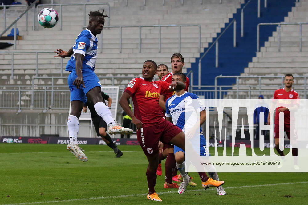 Fussball 2.Bundesliga SV Darmstadt 98 - SSV Jahn Regensburg emonline v.l., Braydon Manu (SV Darmstadt 98), Florian Heister (SSV Jahn Regensburg), Kopfball, Kopfballduell