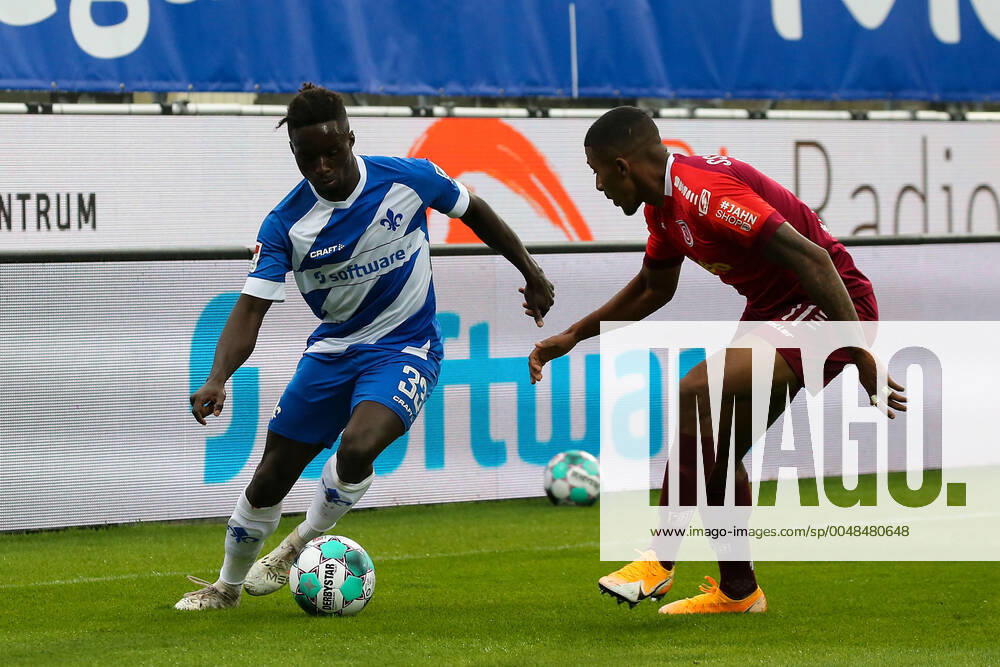 Fussball 2.Bundesliga SV Darmstadt 98 - SSV Jahn Regensburg emonline v.l., Braydon Manu (SV Darmstadt 98), Florian Heister (SSV Jahn Regensburg), Zweikampf, Action, Aktion, Battles for the Ball