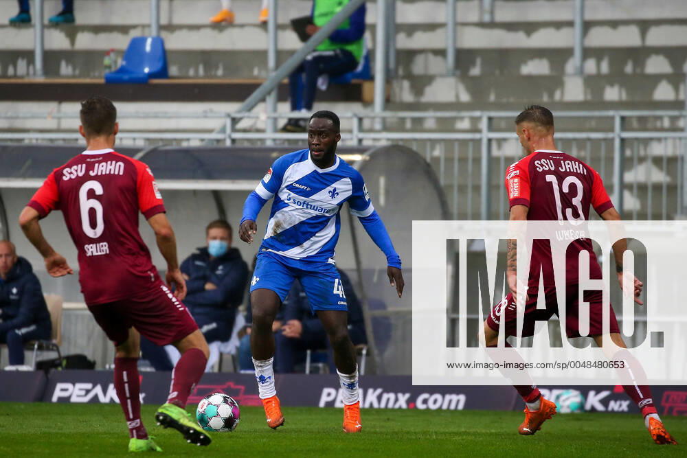 Fussball 2.Bundesliga SV Darmstadt 98 - SSV Jahn Regensburg emonline v.l., Benedikt Saller (SSV Jahn Regensburg), Erich Berko (SV Darmstadt 98), Erik Wekesser (SSV Jahn Regensburg)