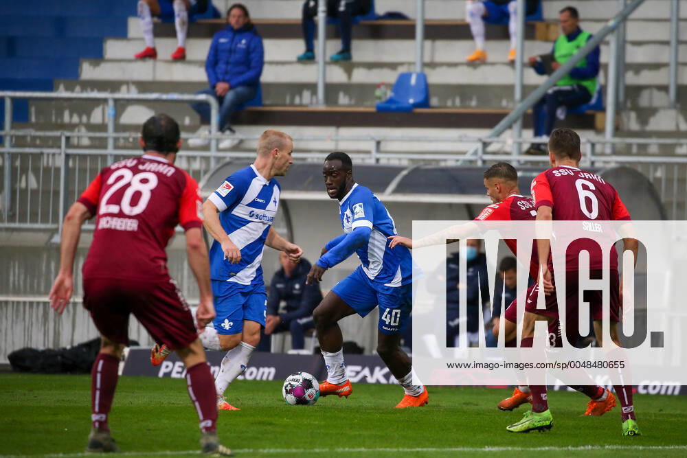 Fussball 2.Bundesliga SV Darmstadt 98 - SSV Jahn Regensburg emonline v.l., Sebastian Nachreiner (SSV Jahn Regensburg), Fabian Holland (SV Darmstadt 98), Erich Berko (SV Darmstadt 98), Erik Wekesser (SSV Jahn Regensburg), Benedikt Saller (SSV Jahn Regensburg)