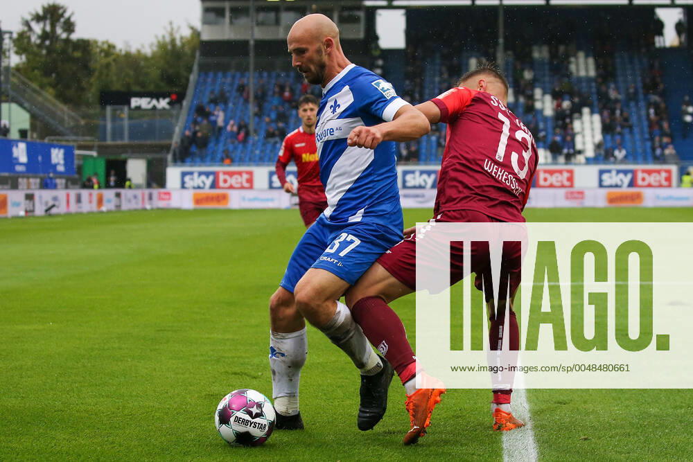 Fussball 2.Bundesliga SV Darmstadt 98 - SSV Jahn Regensburg emonline v.l., Patrick Herrmann (SV Darmstadt 98), Erik Wekesser (SSV Jahn Regensburg),Zweikampf, Action, Aktion, Battles for the Ball