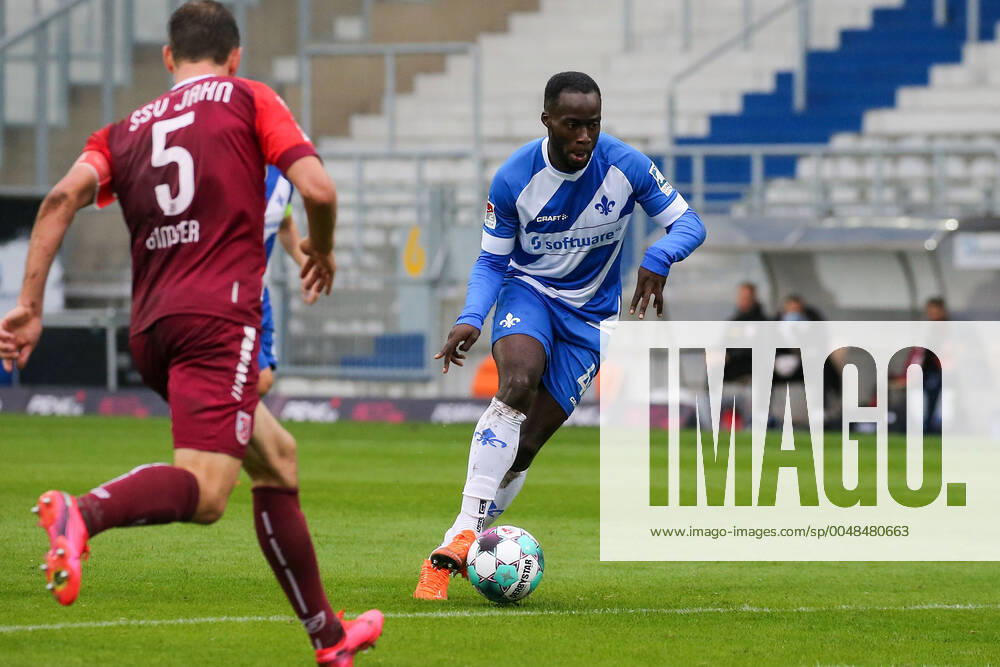 Fussball 2.Bundesliga SV Darmstadt 98 - SSV Jahn Regensburg emonline v.l., Benedikt Gimber (SSV Jahn Regensburg), Erich Berko (SV Darmstadt 98)