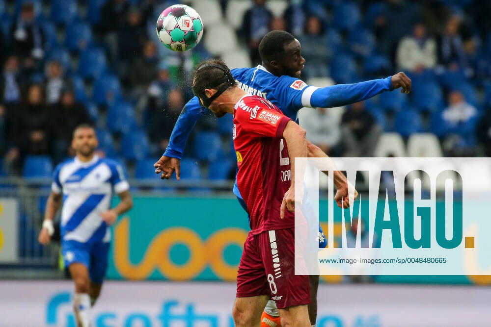 Fussball 2.Bundesliga SV Darmstadt 98 - SSV Jahn Regensburg emonline v.l., Erich Berko (SV Darmstadt 98), Sebastian Nachreiner (SSV Jahn Regensburg),Kopfball, Kopfballduell