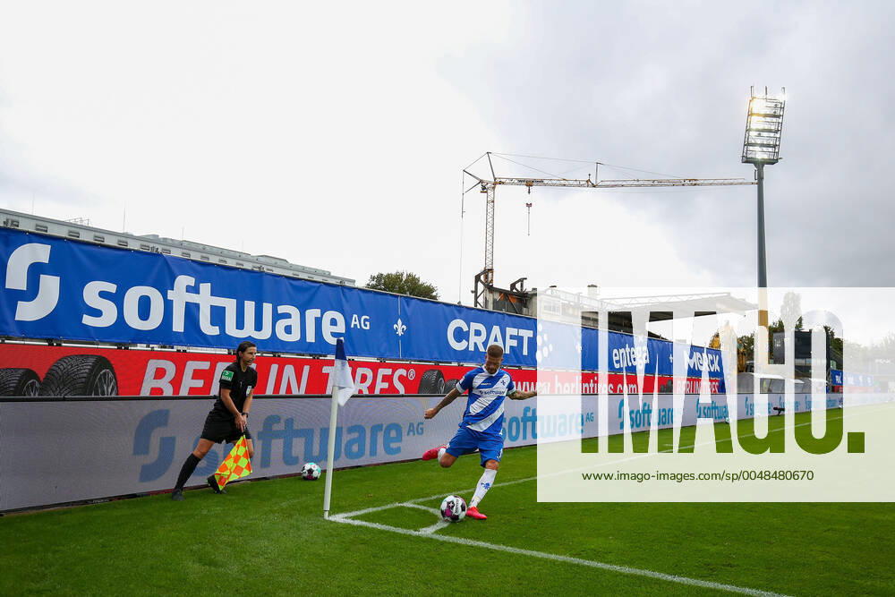 Fussball 2.Bundesliga SV Darmstadt 98 - SSV Jahn Regensburg emonline v.l., Tobias Kempe (SV Darmstadt 98), im Hintergrund die Baustelle am Böllenfalltor