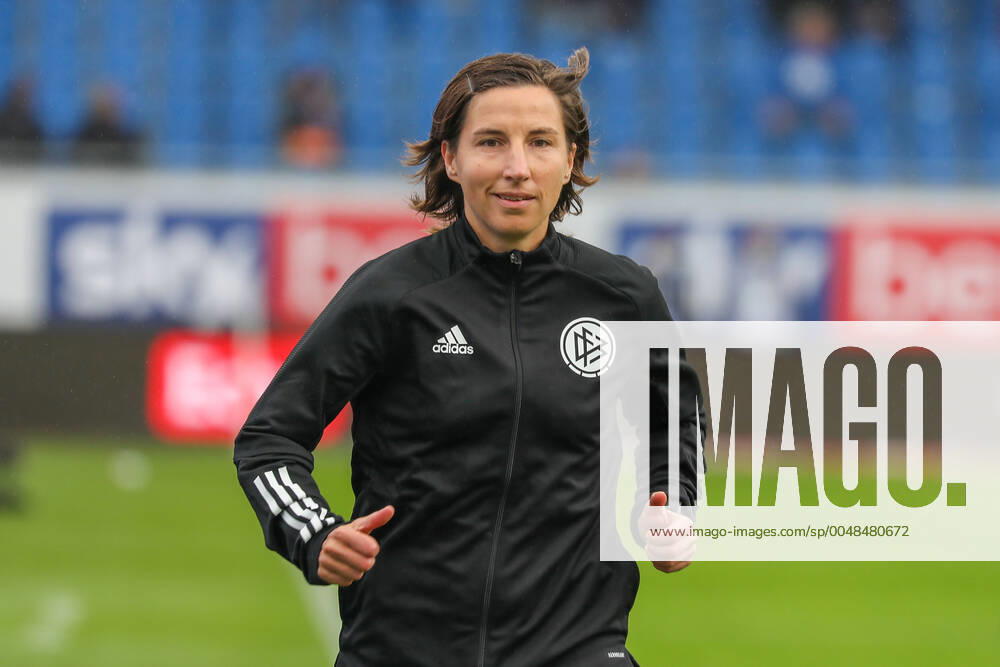 Fussball 2.Bundesliga SV Darmstadt 98 - SSV Jahn Regensburg emonline v.l., Linienrichterin Katrin Rafalski (Deutschland)