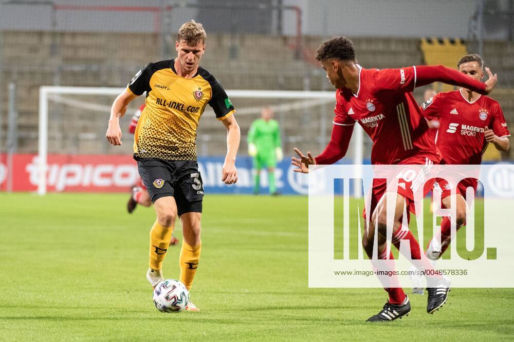 Chrsitoph Daferner 34 (SG Dynamo Dresden), Dennis Waidner 40 (FC Bayern II), FC Bayern II vs. SG Dynamo Dresden, 3. Liga, 02.10.2020 DFB regulations prohibit any use of photographs as image sequences and or quasi-video Muenchen Bayern Deutschland