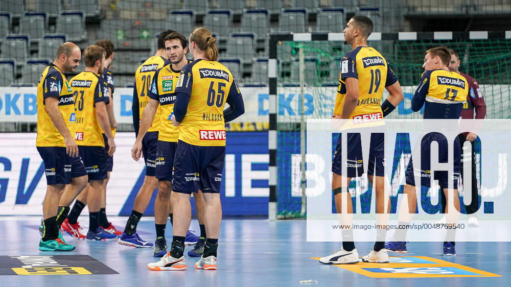 Spieler der Rhein-Neckar-Löwen enttäuscht über die Niederlage, Enttäuschung nach dem Schlusspfiff, Highlight, Verlierer, verloren, Frustration, disappointed, pessimistisch, 15.10.2020, Mannheim (Deutschland), Handball, Bundesliga, Rhein-Neckar Löwen - SC DHfK Leipzig