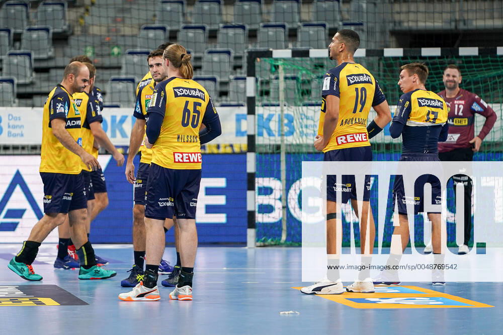 Spieler der Rhein-Neckar-Löwen enttäuscht über die Niederlage, Enttäuschung nach dem Schlusspfiff, Highlight, Verlierer, verloren, Frustration, disappointed, pessimistisch, 15.10.2020, Mannheim (Deutschland), Handball, Bundesliga, Rhein-Neckar Löwen - SC DHfK Leipzig