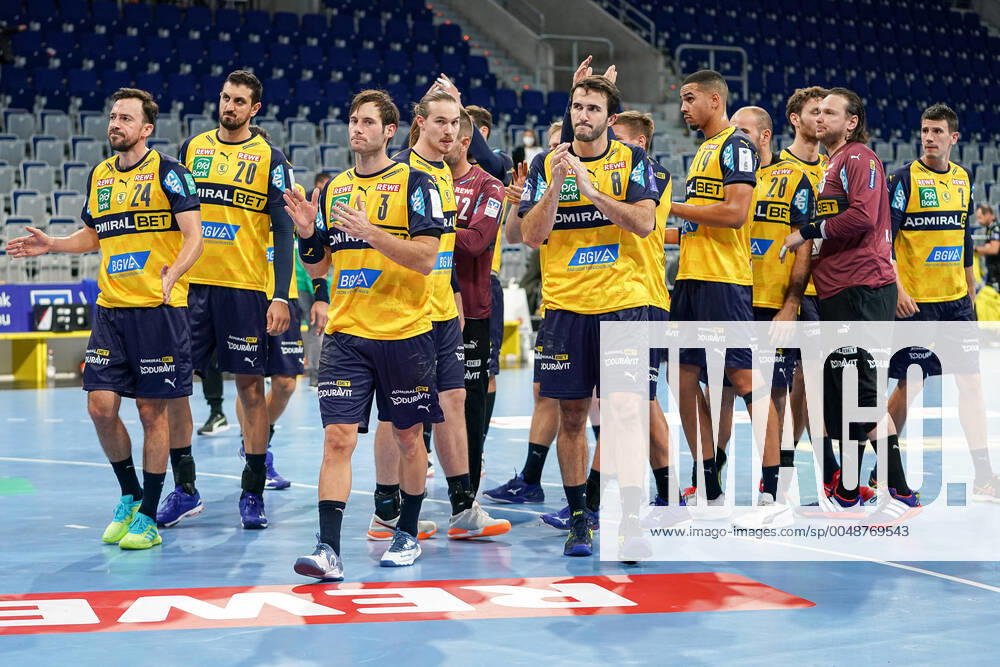 Spieler der Rhein-Neckar-Löwen enttäuscht über die Niederlage, Enttäuschung nach dem Schlusspfiff, Highlight, Verlierer, verloren, Frustration, disappointed, pessimistisch, 15.10.2020, Mannheim (Deutschland), Handball, Bundesliga, Rhein-Neckar Löwen - SC DHfK Leipzig