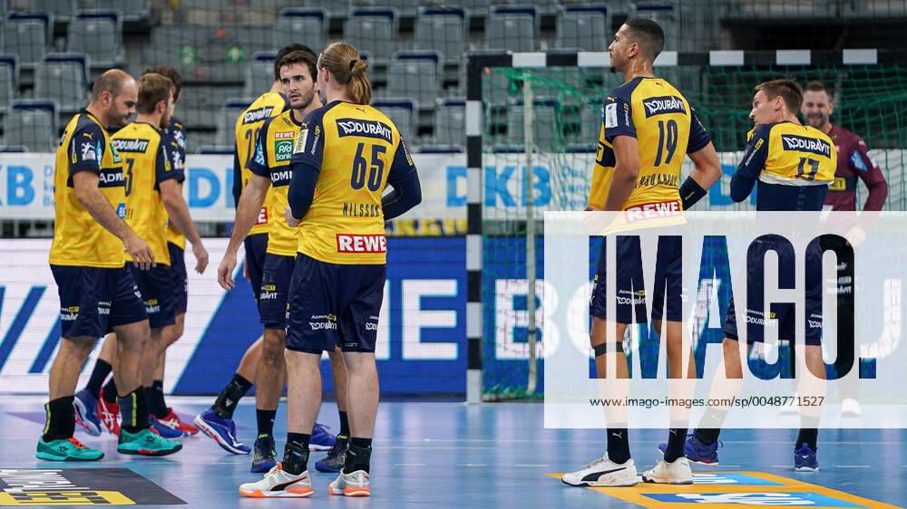 Spieler der Rhein-Neckar-Löwen, enttäuscht über die Niederlage, Enttäuschung nach dem Schlusspfiff, Highlight, Verlierer, verloren, Frustration, disappointed, pessimistisch, 15.10.2020, Mannheim (Deutschland), Handball, Bundesliga, Rhein-Neckar Löwen - SC DHfK Leipzig