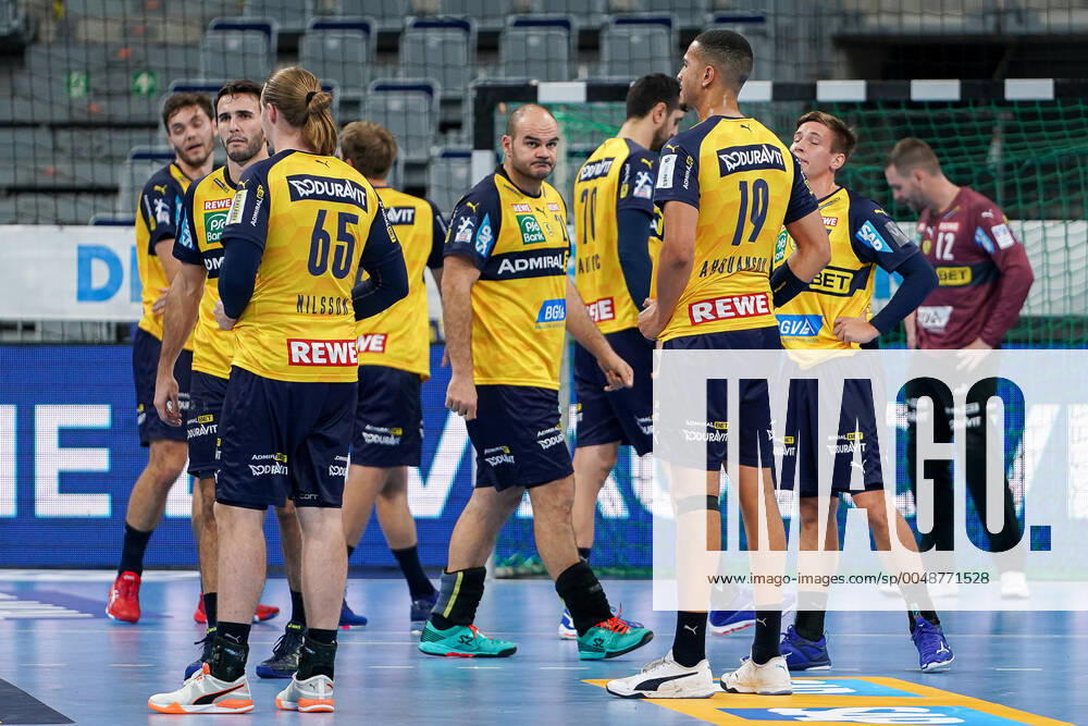 Spieler der Rhein-Neckar-Löwen, enttäuscht über die Niederlage, Enttäuschung nach dem Schlusspfiff, Highlight, Verlierer, verloren, Frustration, disappointed, pessimistisch, 15.10.2020, Mannheim (Deutschland), Handball, Bundesliga, Rhein-Neckar Löwen - SC DHfK Leipzig