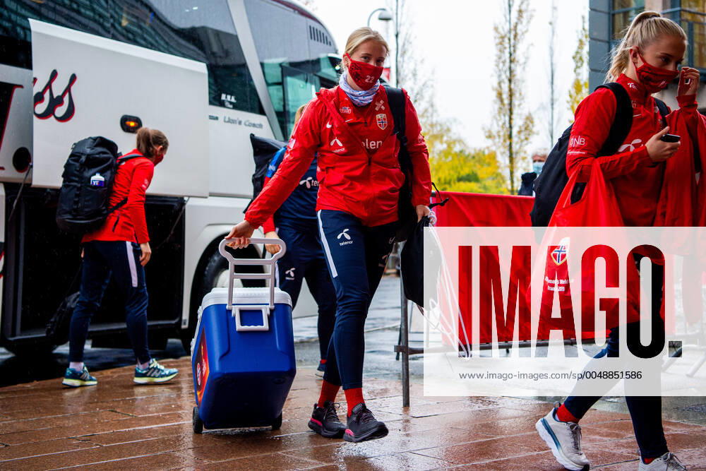 Julie Blakstad of the Norwegian women?s national football team arrives wearing a face mask ahead of a training session on October 20, 2020 in Oslo. Photo: Vegard Wivestad Grott BILDBYRAN kod VG VG0059 bbeng fotboll football fotball soccer UEFA EURO, EM, Europameisterschaft,Fussball Qualifier, EM, Europameisterschaft em-kvalifisering kvinner em-kvalik em-kval norge norway dam trening träning training munnbind