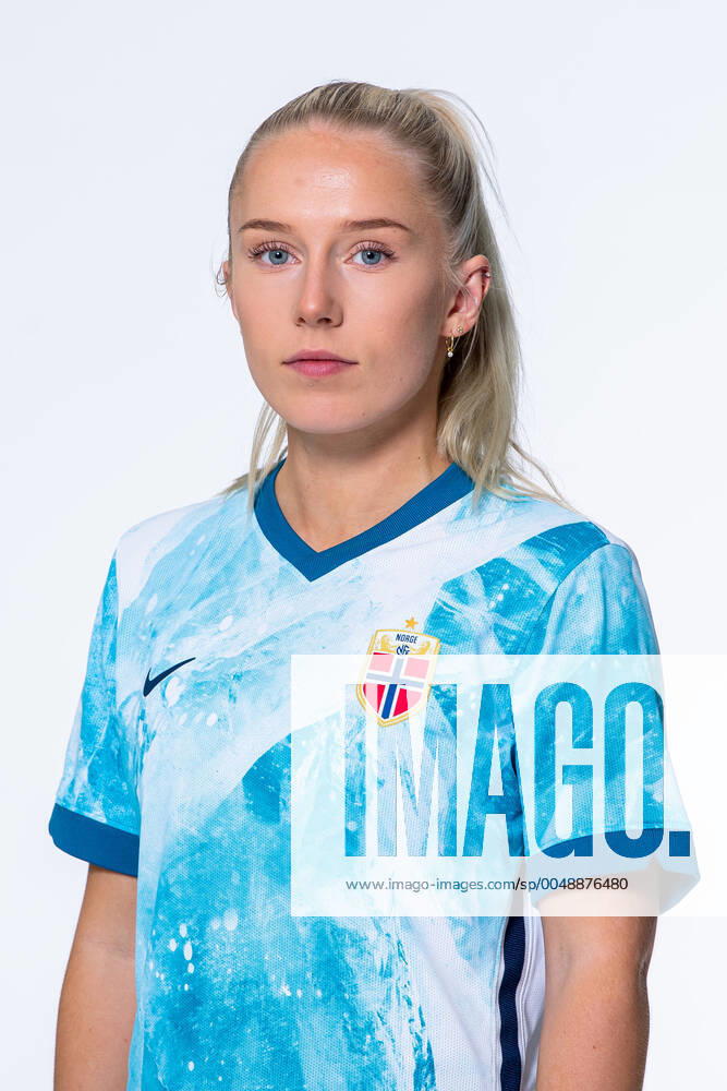 Thea Bjelde of the Norwegian women?s national football team poses for a portrait on October 22, 2020 in Oslo. Photo: Vegard Wivestad Grott BILDBYRAN kod VG VG0061 bbeng fotball fotboll football norge norway a kvinner portrett porträtt portraits dam