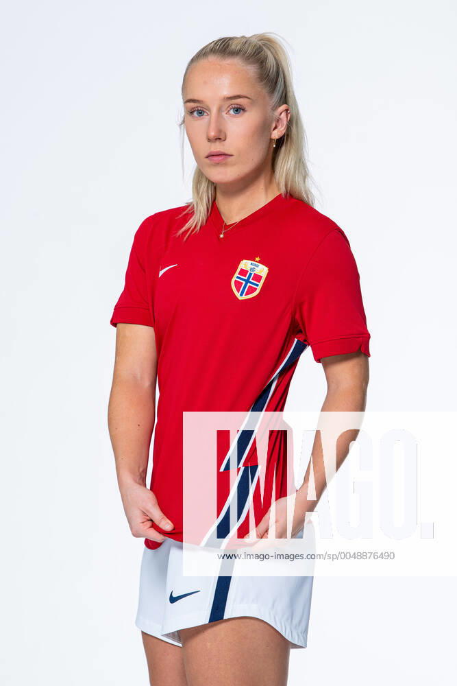 Thea Bjelde of the Norwegian women?s national football team poses for a portrait on October 22, 2020 in Oslo. Photo: Vegard Wivestad Grott BILDBYRAN kod VG VG0061 bbeng fotball fotboll football norge norway a kvinner portrett porträtt portraits dam