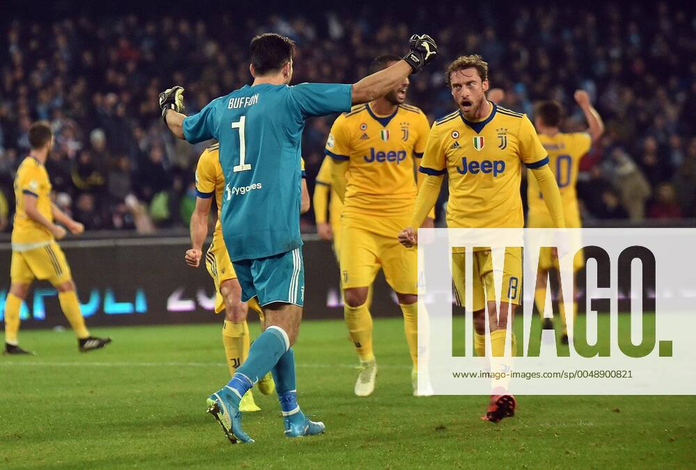 Foto IPP Felice De Martino Napoli 01 12 2017 Calcio Campionato italiano serie A 2017 2018 Napoli - Juventus Nella foto: gianluigi buffon e claudio marchisio festeggiano la vittoria Italy Photo Press World Copyright 0
