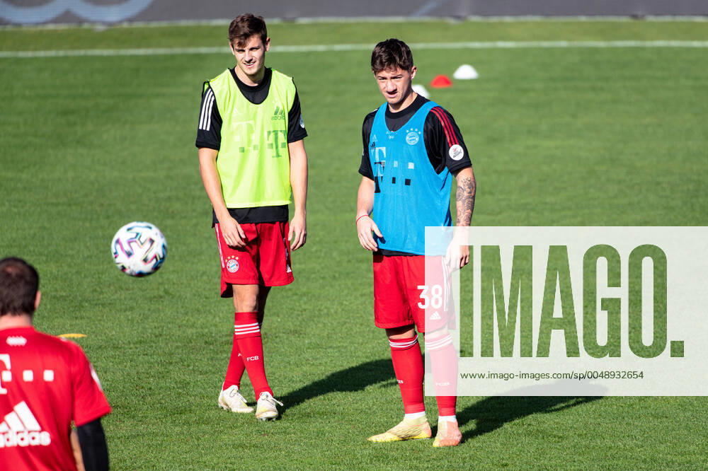 Josip Stanisic (FC Bayern Muenchen II) und Angelo Stiller (FC Bayern Muenchen II) vor dem 3. Liga-Punktspiel des FC Bayern Muenchen II gegen den SV Waldhof Mannheim 07 am 25.10.2020. GER, 3. Liga 2020 21, 7. Spieltag, FC Bayern Muenchen II gegen SV Waldhof Mannheim, 25.10.2020, Gruenwalder Stadion Muenchen Muenchen