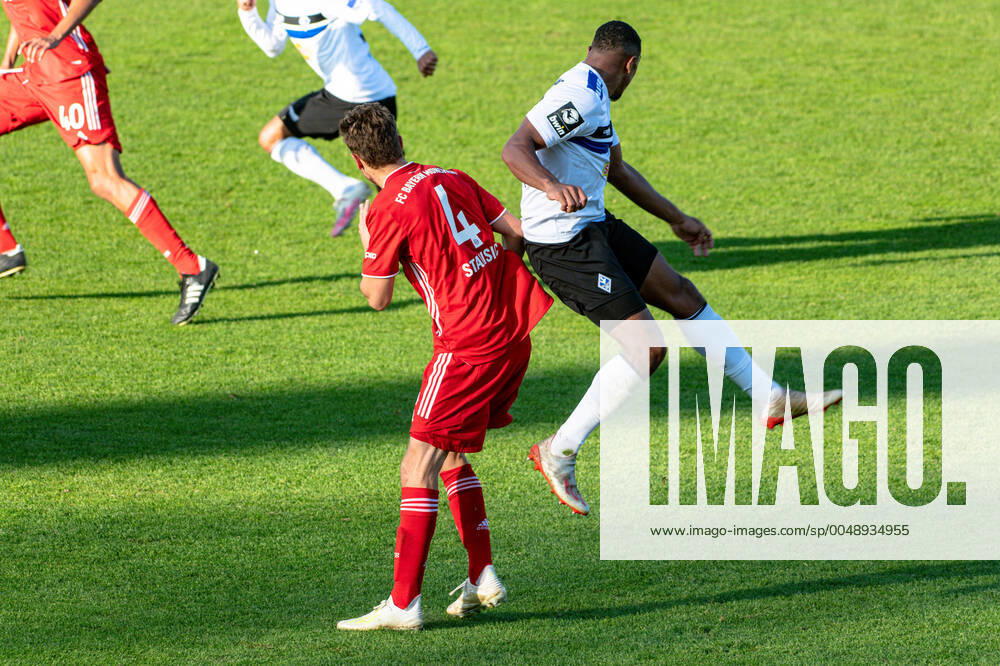 Josip Stanisic (FC Bayern Muenchen II) und Anton Leander Donkor (SV Waldhof Mannheim 07) im 3. Liga-Punktspiel des FC Bayern Muenchen II gegen den SV Waldhof Mannheim 07 am 25.10.2020. GER, 3. Liga 2020 21, 7. Spieltag, FC Bayern Muenchen II gegen SV Waldhof Mannheim, 25.10.2020, Gruenwalder Stadion Muenchen Muenchen
