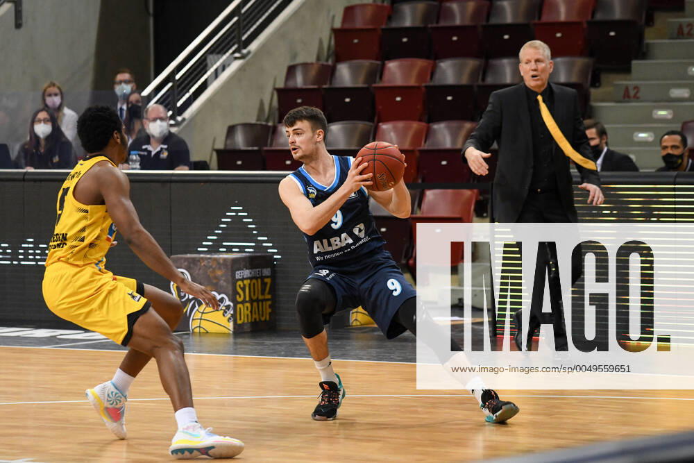 Jonas Mattisseck (ALBA Berlin) im Zweikampf mit Barry Brown Jr. (MHP Riesen Ludwigsburg), GER, MHP Riesen Ludwigsburg vs. ALBA Berlin, 08.12.2020, 6. Spieltag easycredit Basketball Bundesliga, Spielzeit 2020 2021. GER, MHP Riesen Ludwigsburg vs. ALBA Berlin, 08.12.2020, 6. Spieltag easycredit Basketball Bundesliga, Spielzeit 2020 2021. Ludwigsburg