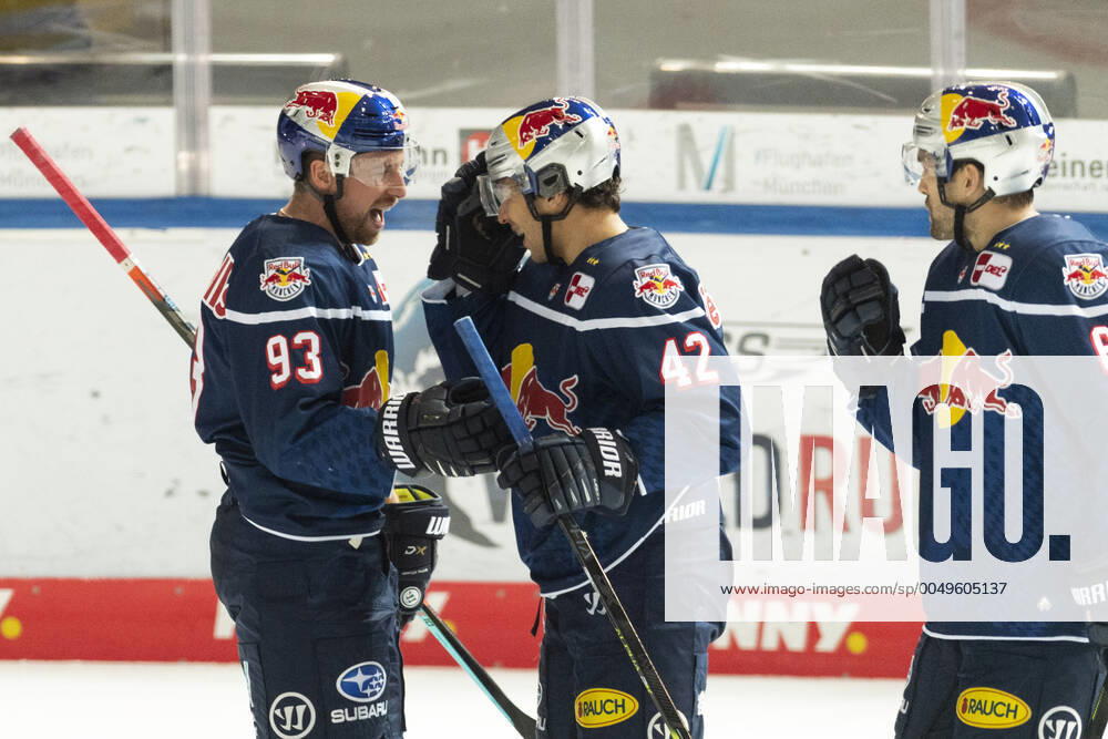 MAXIMILIAN KASTNER EHC Red Bull München, YASIN EHLIZ EHC Red Bull München jubeln nach 2 zu 0,EHC Red Bull Muenchen vs. Duesseldorfer EG, Magenta Cup 1 2 Finale, Eisstadion Olympiapark Muenchen. 11.12.2020 Â