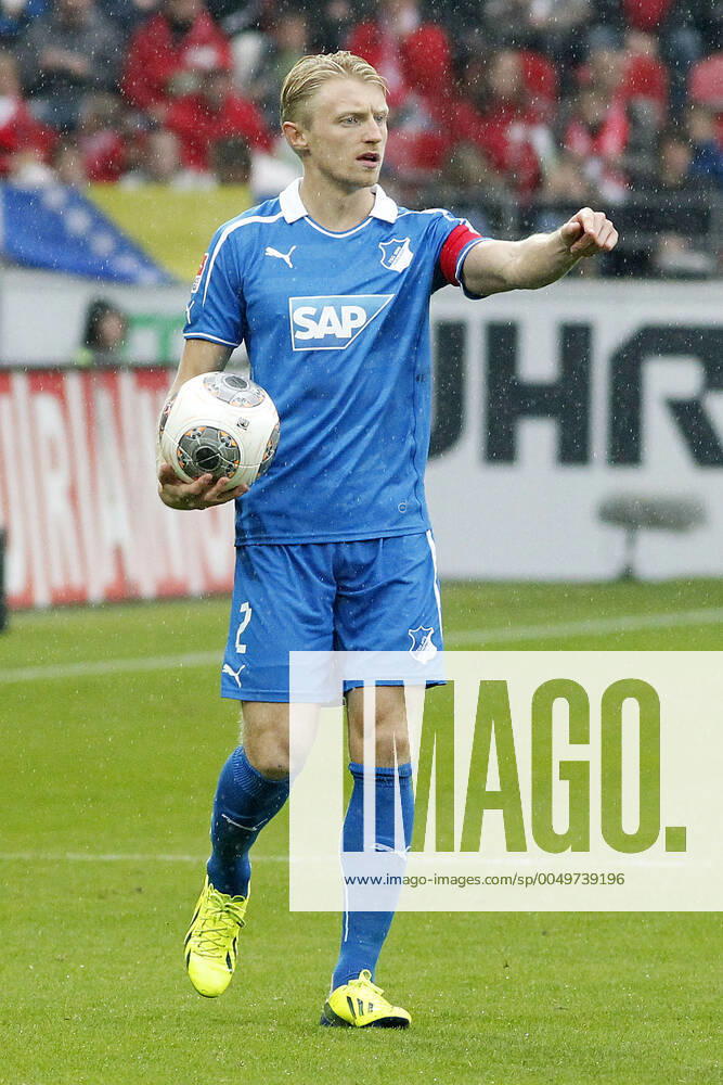 Mainz, Deutschland 05. Oktober 2013: 1. Bundesliga - 13 14 - 8. Spieltag - 1. FSV Mainz 05 vs. 1899 Hoffenheim. Andreas Beck (Hoffenheim), Gestik Geste gestikuliert, mit Ball, hoch, hochformat 1. Bundesliga - 13 14 - 8. Spieltag - 1. FSV Mainz 05 vs. 1899 Hoffenheim.