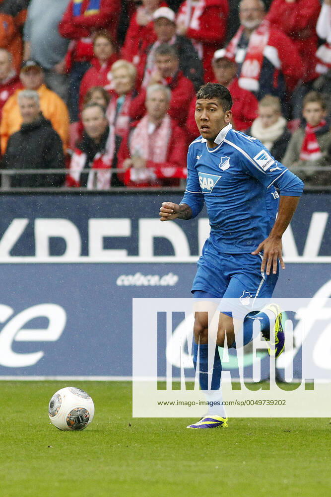 Mainz, Deutschland 05. Oktober 2013: 1. Bundesliga - 13 14 - 8. Spieltag - 1. FSV Mainz 05 vs. 1899 Hoffenheim. Roberto Firmino (Hoffenheim), mit Ball, Aktion . Einzelbild . Freisteller . hoch, hochformat 1. Bundesliga - 13 14 - 8. Spieltag - 1. FSV Mainz 05 vs. 1899 Hoffenheim.