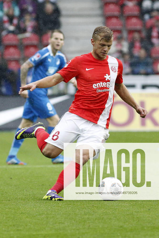 Mainz, Deutschland 05. Oktober 2013: 1. Bundesliga - 13 14 - 8. Spieltag - 1. FSV Mainz 05 vs. 1899 Hoffenheim. Johannes Geis (Mainz), mit Ball, im Hintergrund Eugen Polanski (Hoffenheim), hoch, hochformat 1. Bundesliga - 13 14 - 8. Spieltag - 1. FSV Mainz 05 vs. 1899 Hoffenheim.