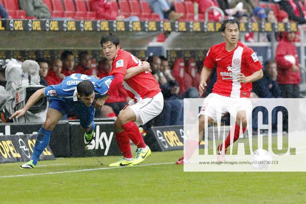 Mainz, Deutschland 05. Oktober 2013: 1. Bundesliga - 13 14 - 8. Spieltag - 1. FSV Mainz 05 vs. 1899 Hoffenheim. v.li. Kevin Volland (Hoffenheim), Joo-Ho Park (Mainz), Shinji Okazaki (Mainz), quer, querformat 1. Bundesliga - 13 14 - 8. Spieltag - 1. FSV Mainz 05 vs. 1899 Hoffenheim.