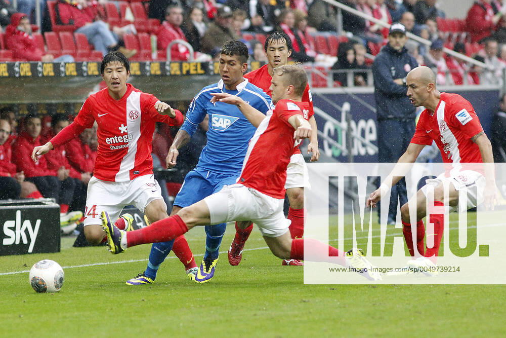 Mainz, Deutschland 05. Oktober 2013: 1. Bundesliga - 13 14 - 8. Spieltag - 1. FSV Mainz 05 vs. 1899 Hoffenheim. v.li. Joo-Ho Park (Mainz), Roberto Firmino (Hoffenheim), Johannes Geis (Mainz), Elkin Soto (Mainz), quer, querformat 1. Bundesliga - 13 14 - 8. Spieltag - 1. FSV Mainz 05 vs. 1899 Hoffenheim.