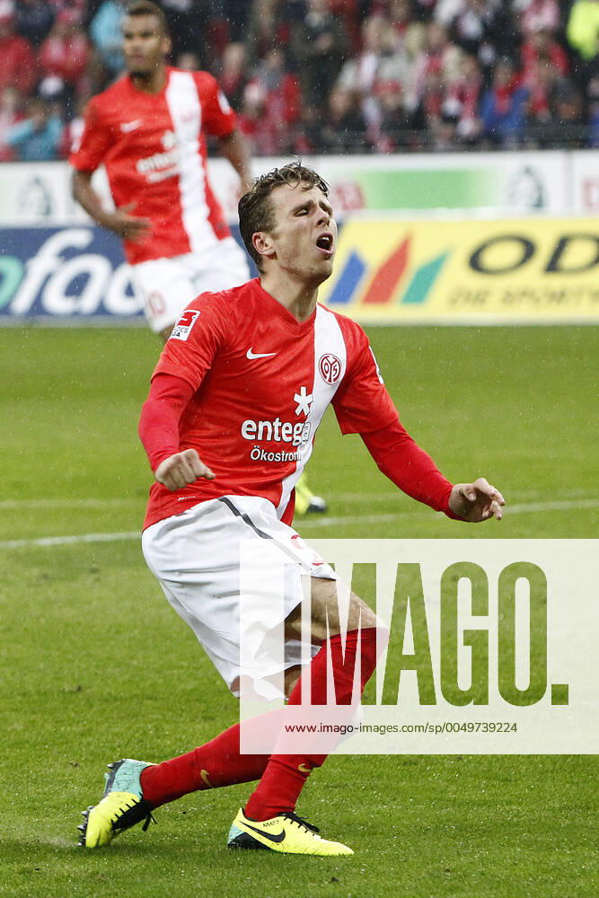 Mainz, Deutschland 05. Oktober 2013: 1. Bundesliga - 13 14 - 8. Spieltag - 1. FSV Mainz 05 vs. 1899 Hoffenheim. Nicolai Müller (Mainz), Gestik Geste gestikuliert, aergerlich ärgerlich, sauer, hoch, hochformat 1. Bundesliga - 13 14 - 8. Spieltag - 1. FSV Mainz 05 vs. 1899 Hoffenheim.