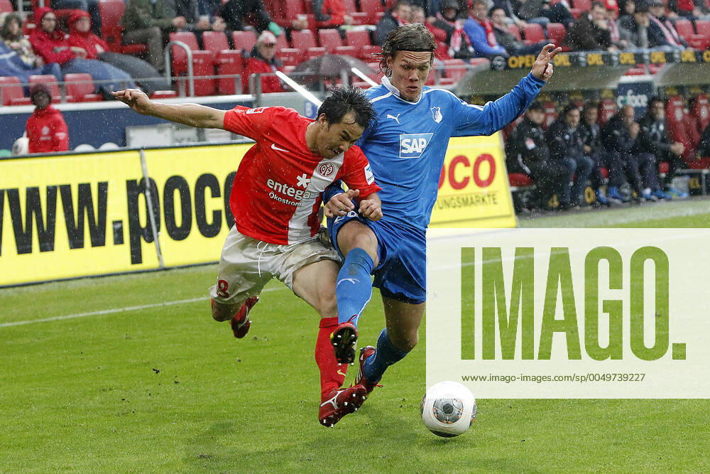 Mainz, Deutschland 05. Oktober 2013: 1. Bundesliga - 13 14 - 8. Spieltag - 1. FSV Mainz 05 vs. 1899 Hoffenheim. v.li. Shinji Okazaki (Mainz) im Laufduell gegen Jannik Vestergaard (Hoffenheim), quer, querformat 1. Bundesliga - 13 14 - 8. Spieltag - 1. FSV Mainz 05 vs. 1899 Hoffenheim.